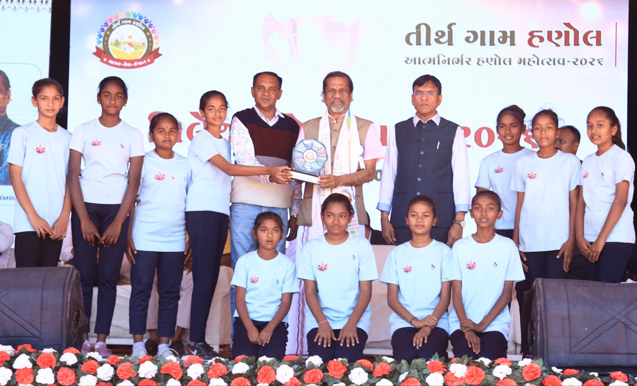 Shri Sridhar Vembu ji addressed the villagers today at the closing ceremony of the ‘Atmanirbhar Hanol Mahotsav’.
